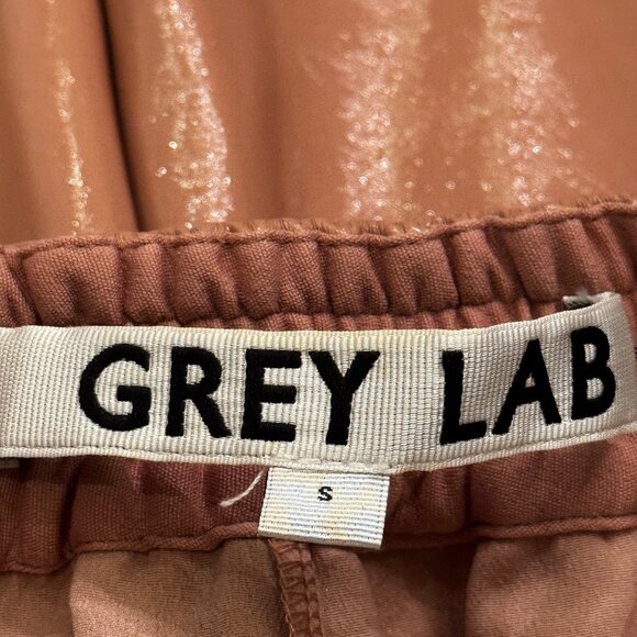 Like new GREY LAB High Waist Shiny Faux Leather Shorts in Dusty Rose Size Small - Picture 3 of 11